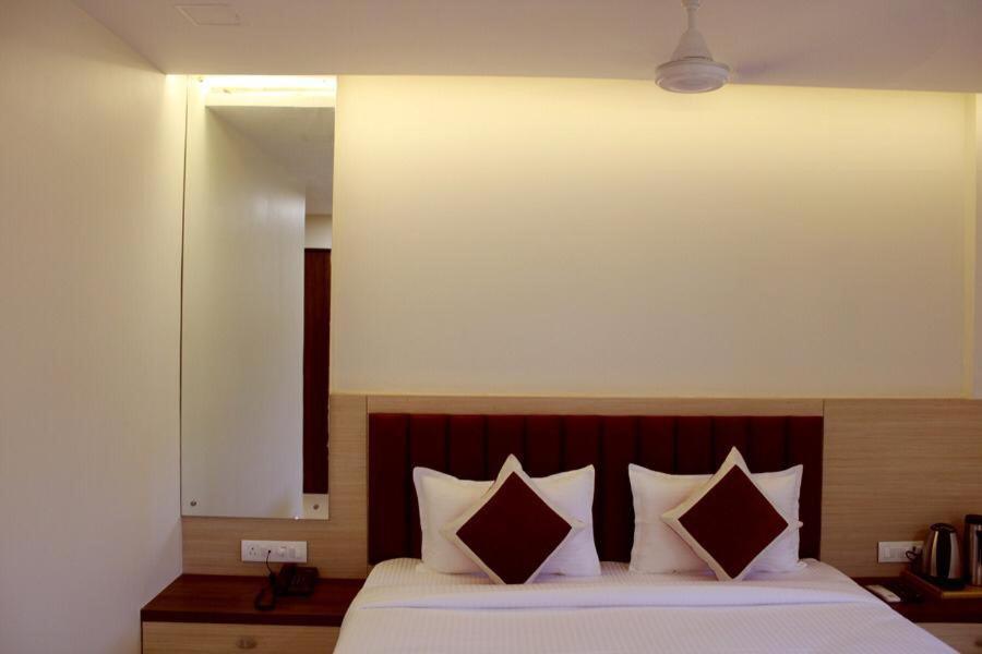 Hotel Saineel Мумбай Екстериор снимка