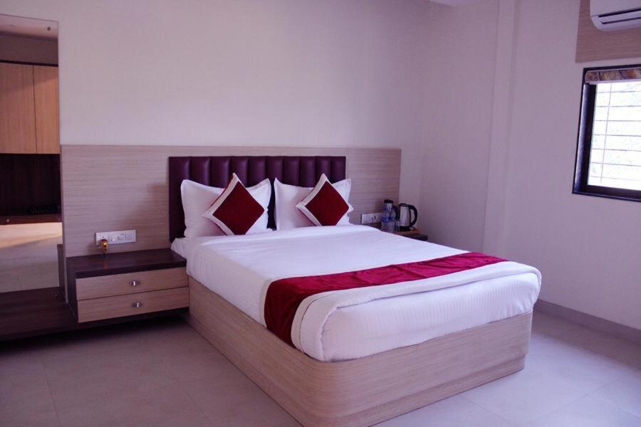 Hotel Saineel Мумбай Екстериор снимка