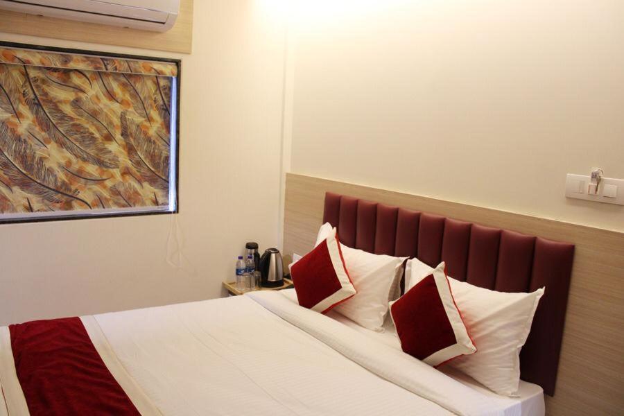 Hotel Saineel Мумбай Екстериор снимка