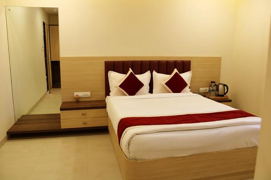 Hotel Saineel Мумбай Екстериор снимка